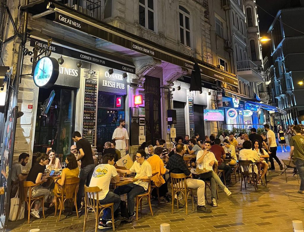 best istanbul nightlife corner irish pub